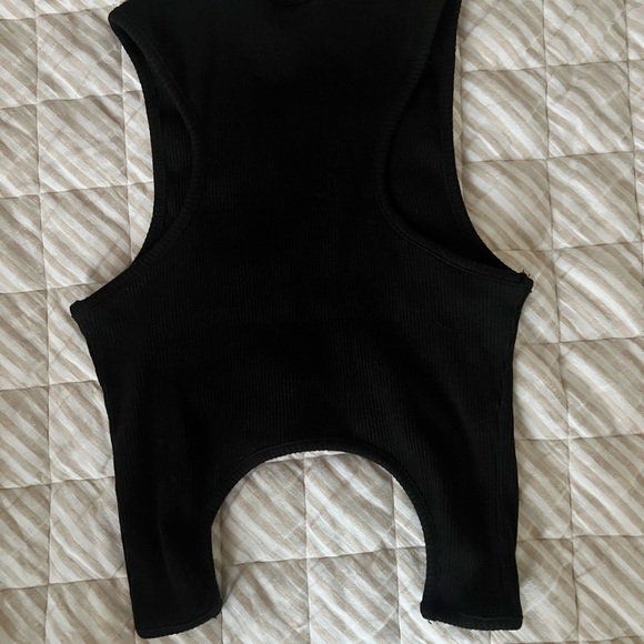 PrettyLittleThing Black Ribbed Cut Out Racerback Crop - Picture 4 of 5